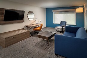 Holiday Inn Express and Suites Fairmont, an IHG Hotel