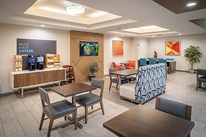 Holiday Inn Express and Suites Fairmont by IHG