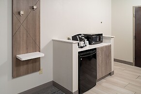 Holiday Inn Express and Suites Fairmont by IHG