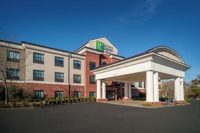 Holiday Inn Express and Suites Fairmont by IHG