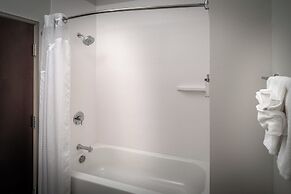 Holiday Inn Express and Suites Fairmont by IHG