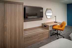 Holiday Inn Express and Suites Fairmont by IHG