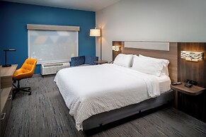 Holiday Inn Express and Suites Fairmont by IHG