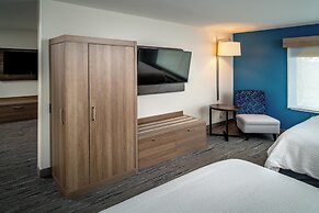 Holiday Inn Express and Suites Fairmont by IHG