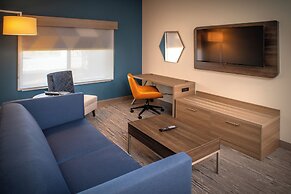 Holiday Inn Express and Suites Fairmont by IHG