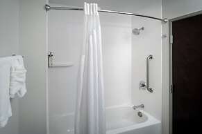 Holiday Inn Express and Suites Fairmont by IHG