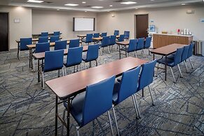 Holiday Inn Express and Suites Fairmont by IHG