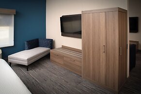 Holiday Inn Express and Suites Fairmont by IHG