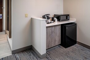 Holiday Inn Express and Suites Fairmont by IHG
