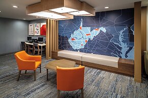 Holiday Inn Express and Suites Fairmont by IHG