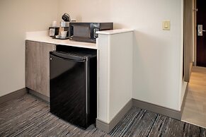 Holiday Inn Express and Suites Fairmont by IHG