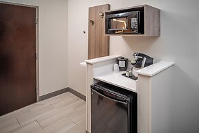 Holiday Inn Express and Suites Fairmont by IHG