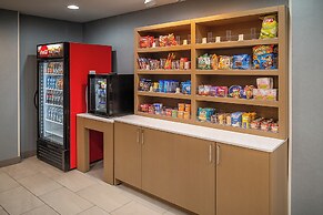 Holiday Inn Express and Suites Fairmont by IHG