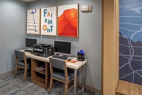 Holiday Inn Express and Suites Fairmont by IHG