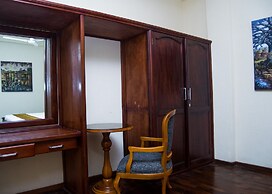 Coconut Grove Regency Hotel