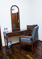 Coconut Grove Regency Hotel