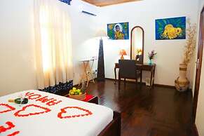 Coconut Grove Regency Hotel