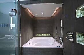 Radisson Blu Waterfront Hotel