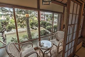 Historical Ryokan Hostel K's House Ito Onsen