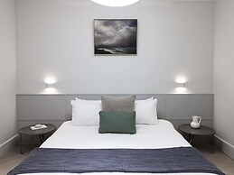 Mantra One Sandy Bay Road