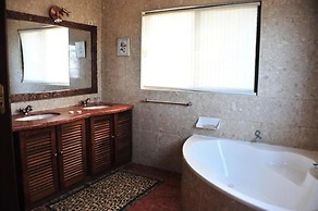 Catembe Gallery Hotel