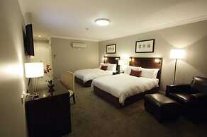 Carlyle Suites & Apartments