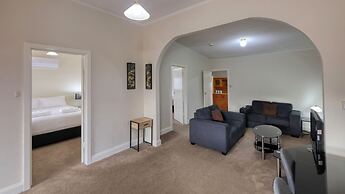 Charles Rasp Motor Inn & Cottages