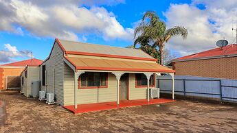 Charles Rasp Motor Inn & Cottages