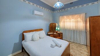 Charles Rasp Motor Inn & Cottages