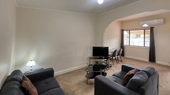 Charles Rasp Motor Inn & Cottages