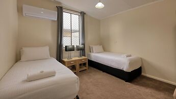 Charles Rasp Motor Inn & Cottages