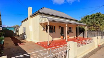 Charles Rasp Motor Inn & Cottages