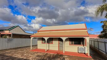 Charles Rasp Motor Inn & Cottages