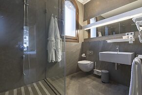 Shine Albayzín Hotel