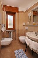 Hotel Holiday Debili