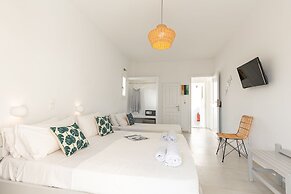 Akrotiri Hotel