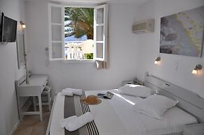 Akrotiri Hotel