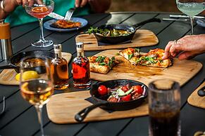 The Oriana Orange - Retro Hotel & Resort