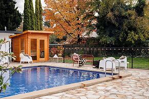The Oriana Orange - Retro Hotel & Resort