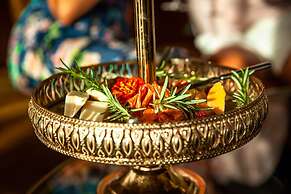 The Oriana Orange - Retro Hotel & Resort