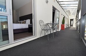 Quality Suites Amore