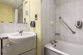 Days Inn by Wyndham Watford Gap