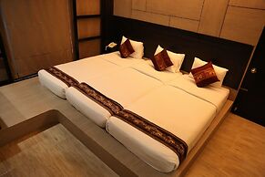 Boss Suites Nana Hotel