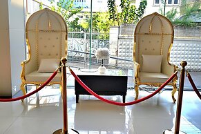 Boss Suites Nana Hotel