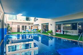 Boss Suites Nana Hotel