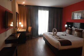 Boss Suites Nana Hotel