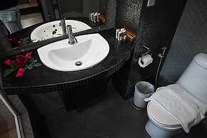 Boss Suites Nana Hotel