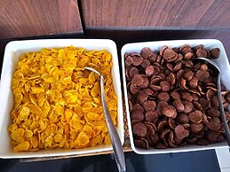 Boss Suites Nana Hotel