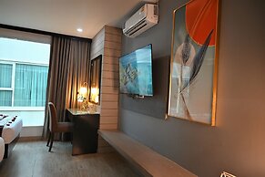 Boss Suites Nana Hotel