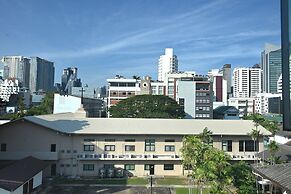 Boss Suites Nana Hotel